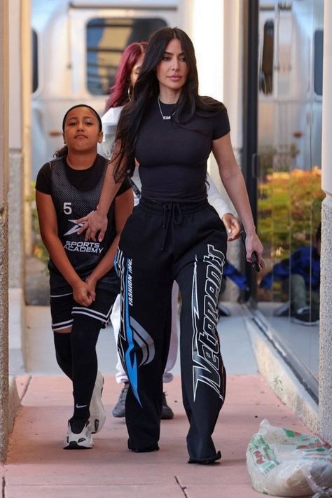 Kim Kardashian Style Casual, Kardashian Style Casual, 90s Girl Fashion, Kim Kardashian And North, Kim Kadarshian, Khloe Kardashian Photos, Estilo Kardashian, Kim Kardashian Outfits, 90s Inspired Outfits