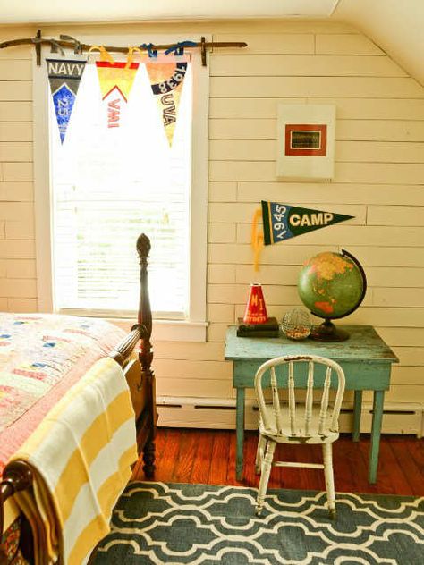 Quirky nook with vintage flair for teens - 10 Camp Themed Bedrooms | Tinyme Blog Vintage Camp Theme Bedroom, School Themed Bedroom, Camping Theme Bathroom, Camp Room Ideas, Vintage Summer Camp Decor, Summer Camp Nursery Theme, Camp Themed Room, Camp Theme Nursery, Camp Theme Bedroom