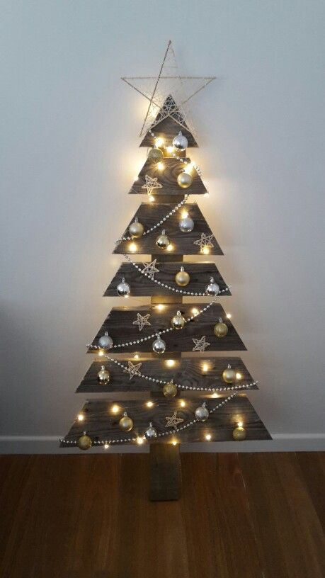 Top 20 Pallet Christmas Tree Designs To Pursue                                                                                                                                                                                 More Christmas Tree With Lights, Amazing Christmas Trees, Tree With Lights, Diy Christmas Lights, Best Christmas Lights, Pallet Christmas Tree, Wooden Christmas Crafts, Pallet Christmas, Alternative Christmas