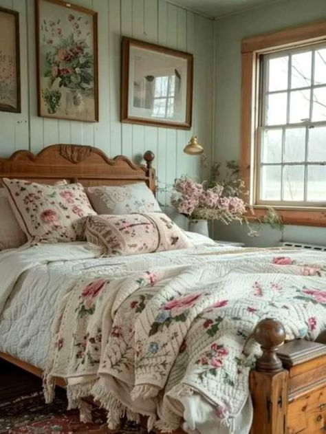 Antique Bedrooms, Bedroom Timeless, Vintage Farmhouse Bedroom, Cottage Bedroom, Farmhouse Bedroom Decor, Country Bedroom, Cottage House, Dreamy Bedrooms, Spare Bedroom