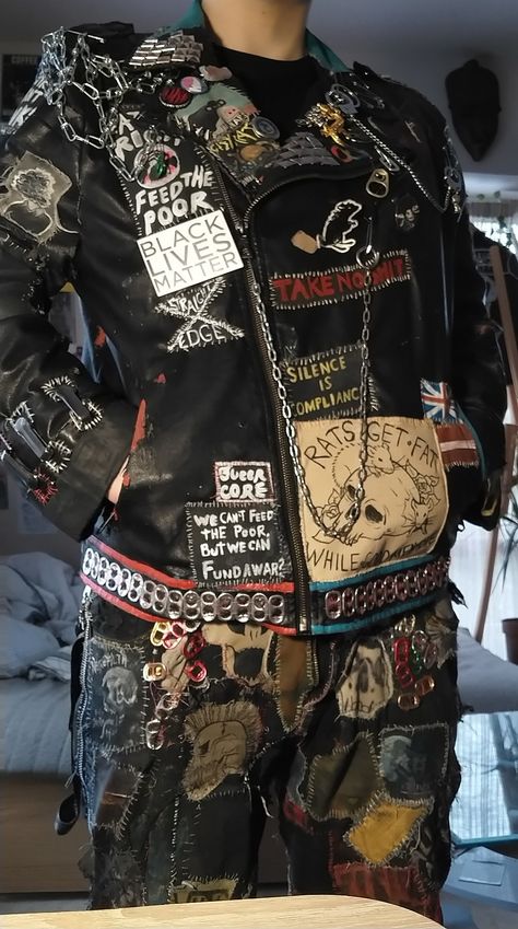 Punk Custom Jacket, Horror Inspired Fashion, Cute Battle Jacket, Goth Jean Jacket Outfit, Battle Jackets Punk, Queer Battle Jacket, Techno Punk Fashion, Folk Punk Jacket, Anarcho Punk Fashion