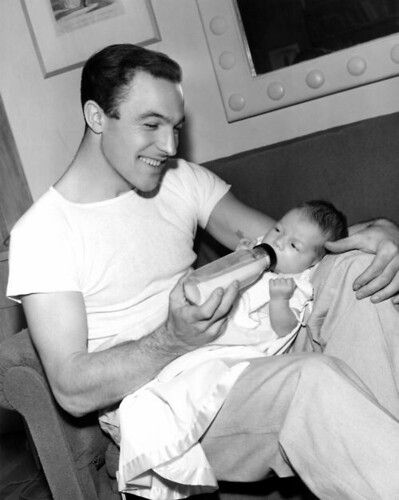 Gene Kelly and his daughter | Cinemactor | Flickr Gene Kelly, Fred Astaire, Hollywood Glam, Golden Age Of Hollywood, Vintage Hollywood, Famous Faces, Classic Movies, Old Movies, Hollywood Stars