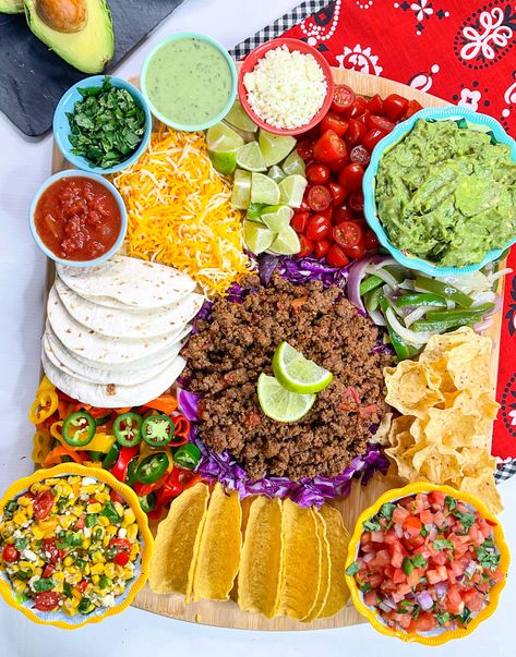 Taco Party Platter, Mexican Dinner Party Ideas Table Settings Taco Bar, Tacos Serving Ideas, Mexican Sharing Platter, Burrito Board Ideas, Taco Night Menu Ideas, Taco Bar Party Aesthetic, Tacos Dinner Party, Taco Board Presentation