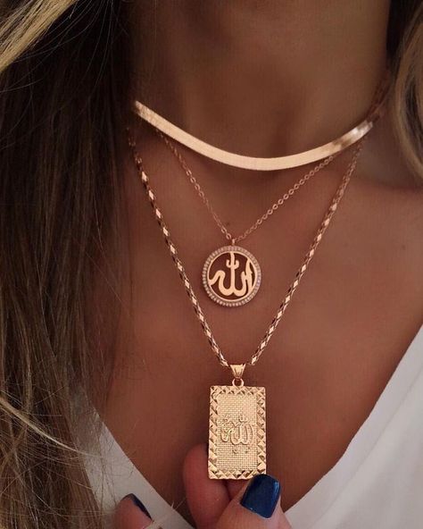 Gold Medallion Necklace, Beautiful Diamond Earrings, Arabic Jewelry, Islamic Jewelry, Desi Clothes, Jewelry Accessories Ideas, Dope Jewelry, Gold Jewelry Necklace, Jewelry Fashion Trends