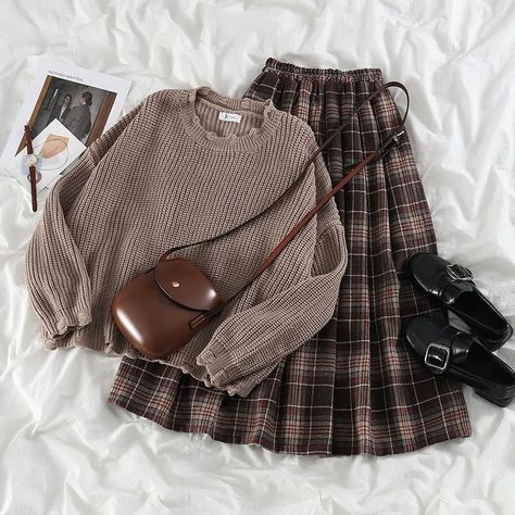 Look 80s, Dresses Long Sleeves, Winter Suits, Skirt Two Piece, Loose Fit Sweater, Modest Clothing, Knitting Women Sweater, Mode Inspo, Plaid Skirt