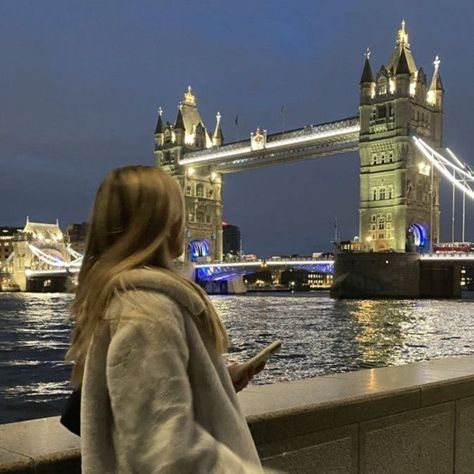 City Streets Aesthetic, Fall Downtown Girl, Girl No Face, Streets Aesthetic, London Pics, London Photo Ideas, Bridge Night, Photoshoot London, London Photoshoot