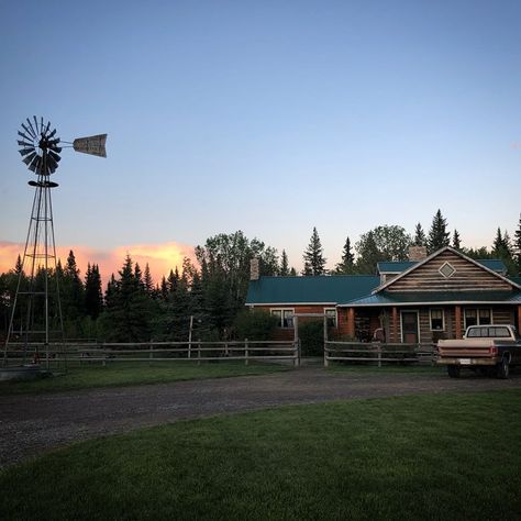 Ranch Life Aesthetic House, Western Farmhouse Aesthetic, Cowboy Ranch House, Horse Ranch Exterior, Modern Ranch Aesthetic, Ranch House Astethic, American Ranch Country Living, Heartland Ranch Aesthetic, Horse Farm Homes