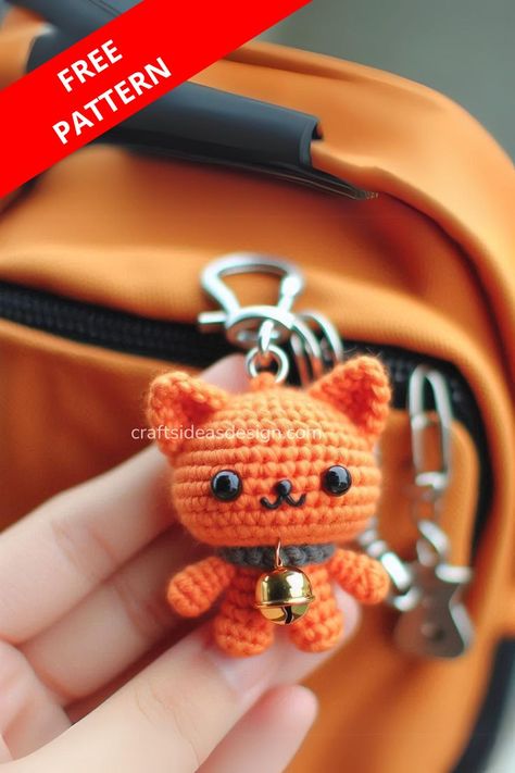 Create a cute crochet cat keychain with this easy pattern. Perfect for adding a playful touch to your keys or bags. Cat Bag Pattern, Crochet Keyring Free Pattern, Keychain Patterns, Crochet Keychains, Knitted Mittens Pattern, Keychain Pattern, Crocheted Cat, Giraffe Crochet, Crochet Cat Pattern