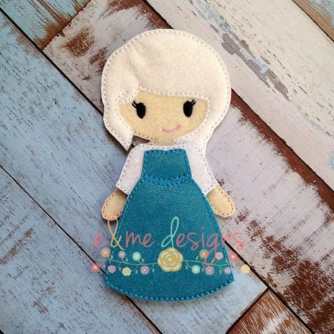 Frozen Felt, Doll Embroidery Design, Doll Embroidery, Easy Felt Crafts, Felt Kids, Elsa Doll, Felt Crafts Patterns, Digitized Embroidery Designs, Felt Pattern