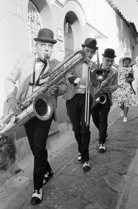 Musician Aesthetic Classical, Street Musician Aesthetic, Street Musician Photography, Jazz Band Photography, Classical Musicians Photography, Violin Street Performer, Second Line Parade, San Giacomo, Band Photoshoot