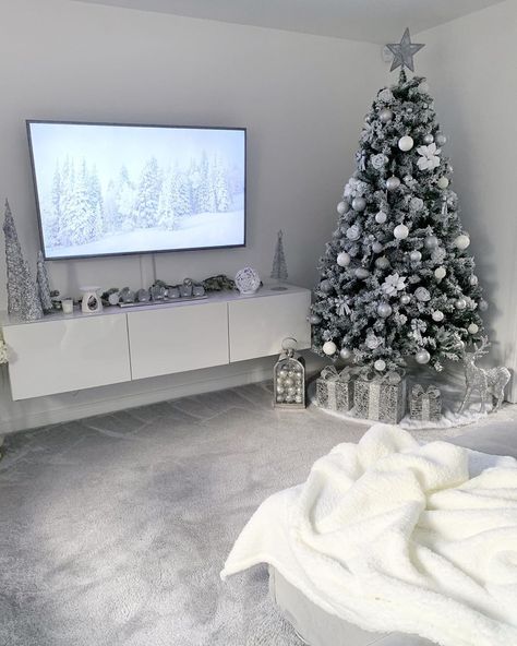 Grey Christmas Decor, Grey Christmas Tree, Christmas Tree Inspo, Glam Christmas Decor, Christmas Apartment, Glam Christmas, Christmas Tree Inspiration, Christmas Room Decor, Instagram White