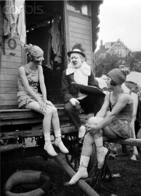 24 Cozy Snapshots of Circus Performers at the Backstage in the 1920s and '30s Pantomime, Vintage Circus Photos, Circus Photography, Old Circus, Pierrot Clown, Circus Acts, Circus Sideshow, Circus Performers, Send In The Clowns