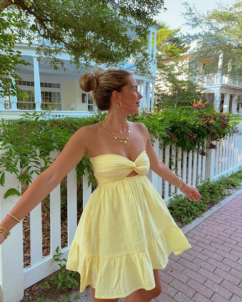 This shade of yellow all summer long !!!🌞🍋🌼 Dresses Inspo Summer, Summer Yellow Outfits, Summer Wardrobe Aesthetic, Dresses Summer 2024, Yellow Aesthetic Dress, Cute Summer Dresses Aesthetic, Yellow Dress Outfit Casual, All Yellow Outfit, Yellow Summer Outfits