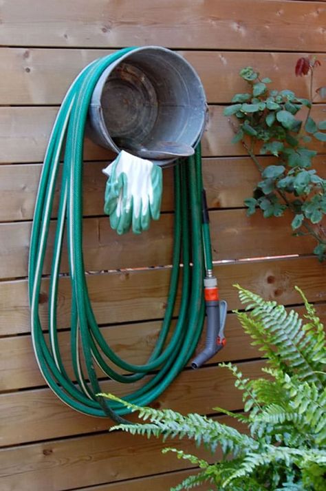 Junk Garden, Old Bucket, Garden Hose Holder, Hose Hanger, Garden Hose Reel, Gabion Wall, Hose Storage, Diy Napkins, Hose Holder