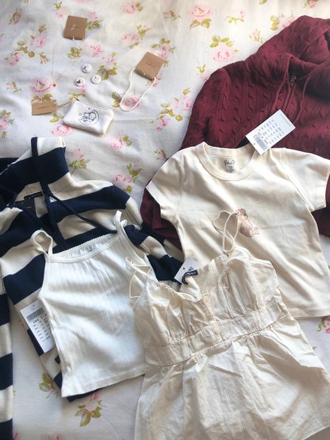 Brandy Melville Haul, Coquette Brandy Melville, Haul Aesthetic, Clothes Haul, Aesthetic Downtown Girl, Aesthetic Downtown, Shirts Aesthetic, Aesthetic Coquette, Downtown Girl