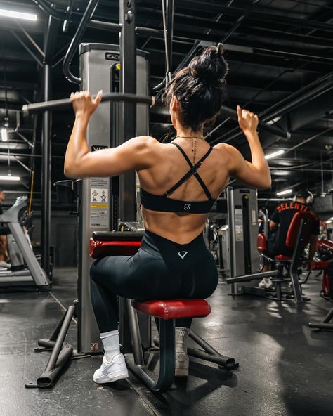 Can’t help but share more because 🤩🤩🤩 💪🏼 @_shannagrams_ @you_betts 📍 @trainstation_fit #wyllowsphotos #lifting #gym #fitness #fitnessphotography #gymphotography #denverphotographer #denvercolorado #denver #colorado #bodybuilding #portraitphotographer #lifestylephotography Professional Gym Photos, Gym Workout Photoshoot, Women Weight Lifting Aesthetic, Gym Headshots, Female Gym Photoshoot, Fitness Woman Photo, Fitness Coach Photoshoot, Fitness Photoshoot Poses Women, Gym Photoshoot Women