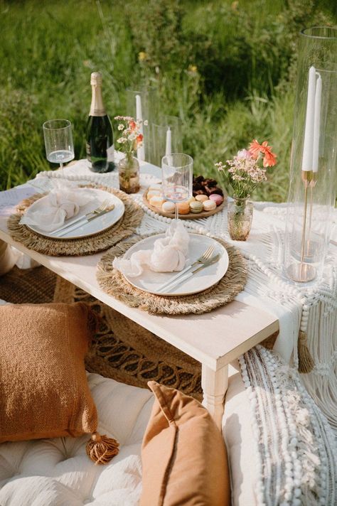 Colorado Luxury Picnic Elopements // Colorado Elopement Photographer - If you're aiming to infuse your elopement with a blend of adventure and luxury, I strongly encourage you to explore the magic of picnics. Get inspired with Colorado elopement picnic, Breckenridge Colorado elopement, elopement ideas Colorado, and spring outdoor elopement. Follow me on Instagram at @jessicaluann Elopement Table Setting, Proposal Picnic Set Up, Luxury Picnic Ideas, Picnic Wedding Ideas, Posh Picnic, Spring Outdoor Wedding, Fancy Picnic, Elopement Picnic, Picnic Elopement