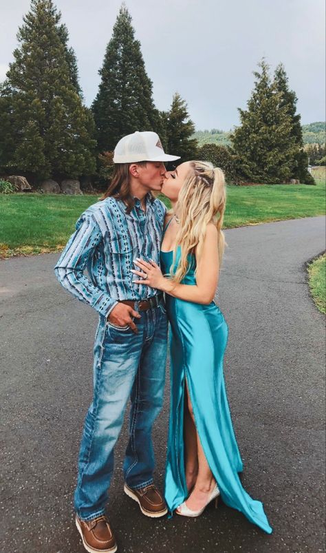 Prom Dress With Boots, Western Prom, Country Prom, Couple Prom, Country Relationship Goals, Prom Dress With Split, Prom Pictures Couples, Cute Country Couples, Prom Picture Poses