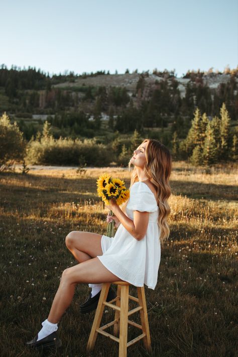 Outdoor Stool Photoshoot, Stool Senior Pictures, Senior Picture Ideas Stool, Stool Photoshoot Photo Ideas Outside, Senior Pictures With Stool, Grad Picture Outfits High Schools, Stool Pictures Photo Shoot, Stool In Field Photoshoot, Seniors Pictures Ideas