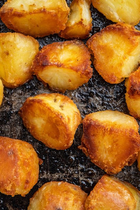 Do you long for perfectly golden, crunchy roasties with an irresistible fluffy middle? Look no further than our easy-to-follow guide. British Roasted Potatoes, Goose Fat Roast Potatoes, Prawn And Avocado Salad, Making Roast Potatoes, Best Roast Potatoes, Perfect Roast Potatoes, Crispy Roast Potatoes, Potato Varieties, Figgy Pudding