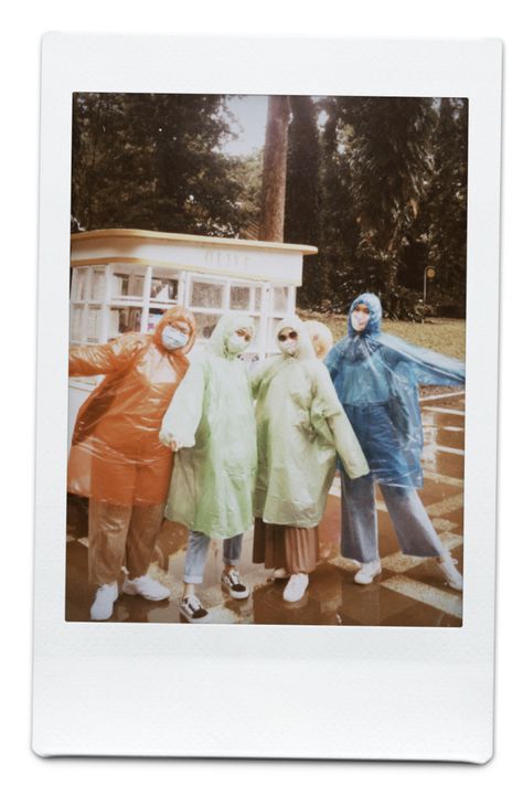 #ootd #aesthetic #trend #friendship #friends #rain #rainbow #raincoat Rain Coat Aesthetic, Raincoat Aesthetic, Raining Day, Dazz Cam, Ootd Aesthetic, Silly Things, Creative Instagram Stories, Rain Coat, Instagram Story