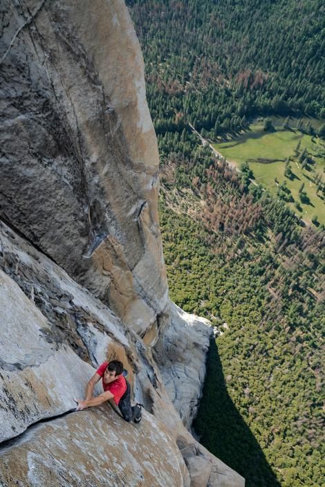 How Alex Honnold free solo climbed Yosemite's El Capitan Yosemite Climbing, Alex Honnold, Extreme Climbing, Jimmy Chin, Free Climb, Rock Climbers, Yosemite Valley, Mountain Climbing, Break Dance