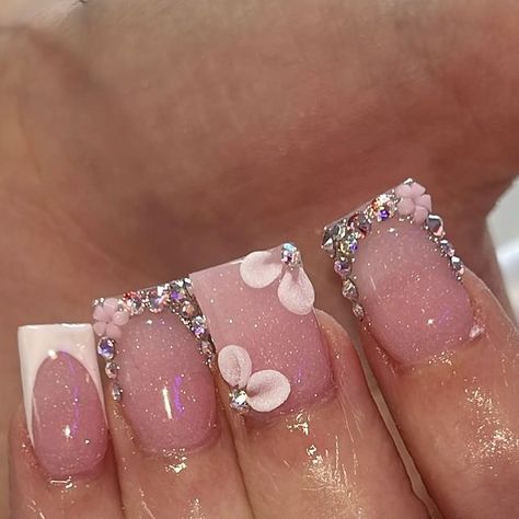 Alma Ga Nail & Toe tech 👸🏽 on Instagram: "shorties 😍  -  -  -  #nailsnailsnails #nailinfluencer #nailinspo #nailinspiration #nailinstagram #nailtechvideos #nailart #nailaddict #nailsofinstagram #explore #explorepage #reels #viralreels #912nailtech" Nail Inspired For Birthday, Short 15 Nails, Small Nails Square, Birthday Sets Nails Short, Nails Idea Birthday, Natural Realistic Acrylic Nails, Pink And White Nails With Flowers, Nail Into Short, Pink Christmas Nails Short Square