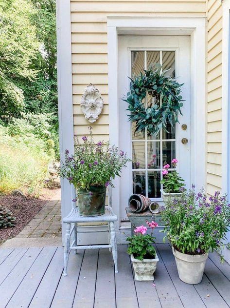 Shabby Chic Decor Ideas, Bristol Connecticut, Shabby Chic Patio, Niche Decor, Swedish Cottage, Shabby Chic Decor Bedroom, Cottage Decorating, Chic Garden, Shabby Chic Garden