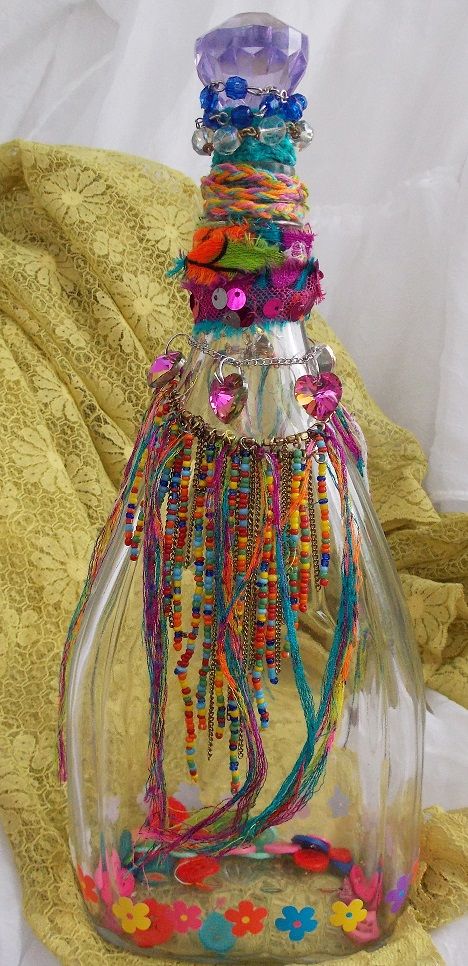 Bohemian Decor Bottle Hippie Crafts, زجاج ملون, Wine Bottle Art, Deco Originale, Altered Bottles, Deco Boheme, Glass Bottle Crafts, Wine Bottle Crafts, Jar Crafts