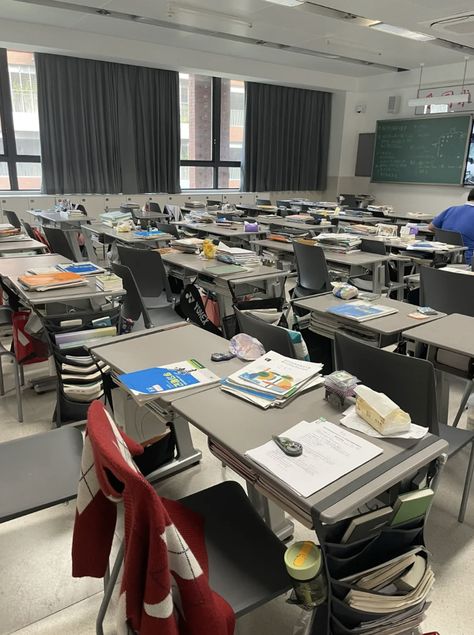 Korean School Classroom Luxury, Private School Classroom Aesthetic, American School Classroom, High School Aesthetics, Ruang Guru Sekolah Korea, American High School Aesthetic Classroom, Korean Highschool Classroom, Big School Aesthetic, Classroom Aesthetic High School Korean