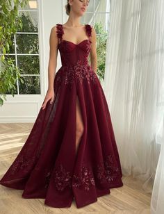 Maroon Gown, Short White Dress Wedding, Knee Length Wedding Dress, Floral Frocks, Simple Frocks, Mini Wedding Dresses, Senior Prom Dresses, Dresses Beautiful, Style Guru