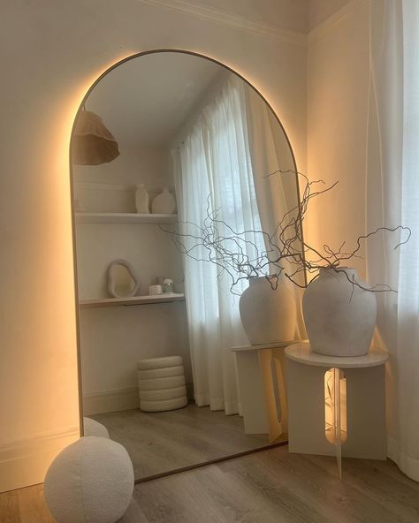 Chair Mirror Corner, Backlit Mirror Diy, Spa Mirror, Large Mirror Decor, White Room Decor, Dream Apartment Decor, Redecorate Bedroom, Apartment Decor Inspiration, Lounge Decor