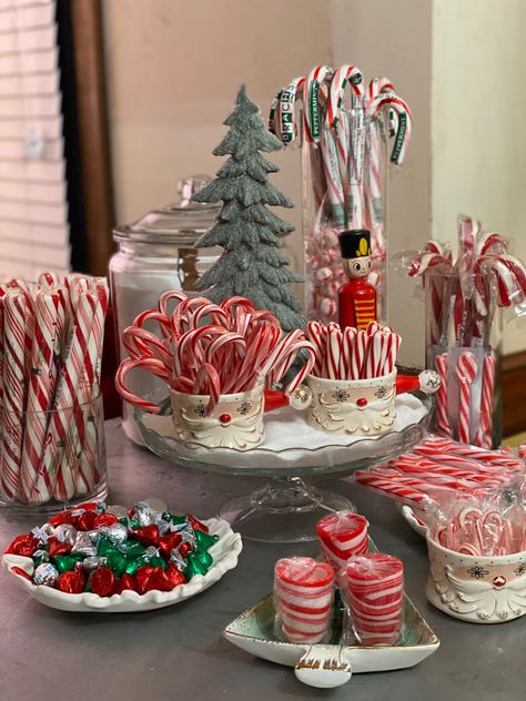 Peppermint Christmas Party Theme, Christmas Party Treat Table, Christmas Candy Buffet Ideas, Christmas Candy Station, Candy Cane Party Decorations, Dessert Table Christmas Party, Dessert Table Ideas Christmas, Candy Cane Tablescape, Candy Bar Christmas Ideas