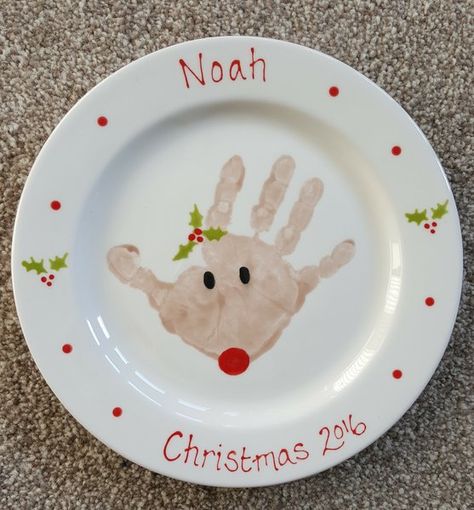 Handprint Gingerbread Man, Handprint Plate Ideas, Christmas Plate Craft, Hand Print Plate Ideas, Kids Pottery Painting Ideas, Baby Footprint Christmas Plate, Santa Cookie Plates Handprint, Christmas Footprint Plate, Diy Cookies For Santa Plate Hand Prints