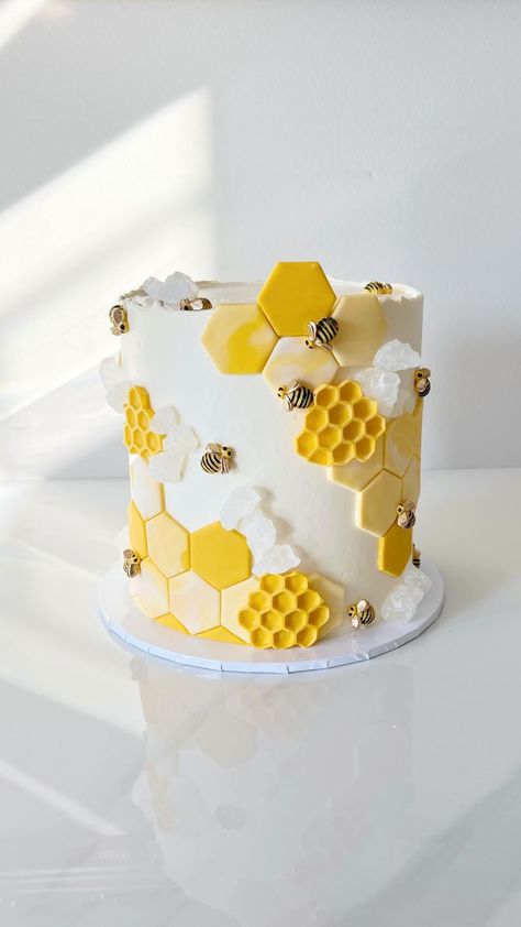 Bee Birthday Cake, Honeycomb Cake, Bee Cake, Bee Cakes, Bee Day, Creative Birthday Cakes, Bee Birthday, Bee Baby, Bee Baby Shower