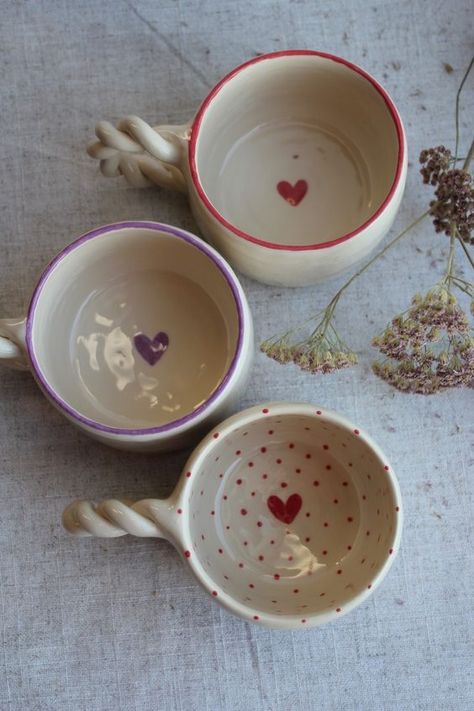 Light Color Decor, Hand Made Ceramic Mug, Ceramic Mug Ideas Design, Ceramics Mugs Handmade, Clay Ceramics Mug, Handmade Pottery Mug, Ceramic Mug Diy, Cute Mugs Ceramics, Clay Mugs Diy