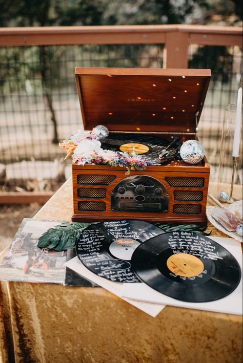 vinyl records act as a guest book, metallic sharpie signatures cover the records Boho Guest Book, Unique Guest Book Ideas, New Year's Eve Decor, Retro Wedding Theme, Lego Wedding, Guest Book Ideas, Music Themed Wedding, Wedding Guest Book Unique, Unique Guest Book