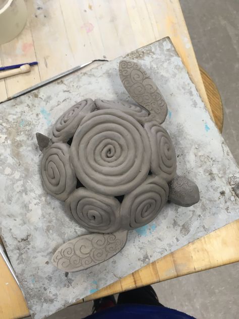 Turtle Coil bowl Pottery Coil Pot Ideas, Simple Coil Pottery Ideas, Coil Clay Sculptures, Coil Bowl Designs, Clay Coil Animals, Clay Coil Sculpture, Coil Clay Pot Ideas, Ceramics Coil Vase, Clay Coils Ideas