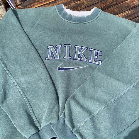 Green Nike Aesthetic, Forest Green Nike, Nike Aesthetic, Sweater Aesthetic, Nike Crewneck Sweatshirt, Aesthetic Sweaters, Oki Doki, Vintage Nike Sweatshirt, Vintage Crewneck Sweatshirt