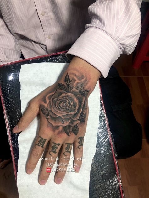 Hand Tattoo Rose Men, Flower On Hand Tattoo, Rose With Leaves Tattoo, Rose Hand Tattoo Men, Unique Hand Tattoos For Men, Cool Hand Tattoos For Men, Trendy Hand Tattoos, Hand Tattoos For Men, Tattoo Main