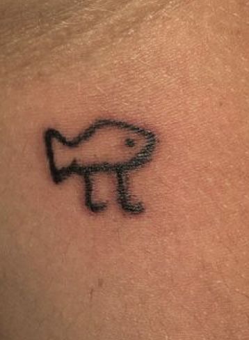 Henna Tattoo Designs Small Simple, Tiny Easy Stick And Poke Tattoos, Stick An Poke Tattoo, Best Stick And Poke Tattoos, Small Silly Tattoos For Women, Small Tattoos You Can Hide, Stick And Pokes Aesthetic, Small Meaningless Tattoos, Stick In Poke Ideas