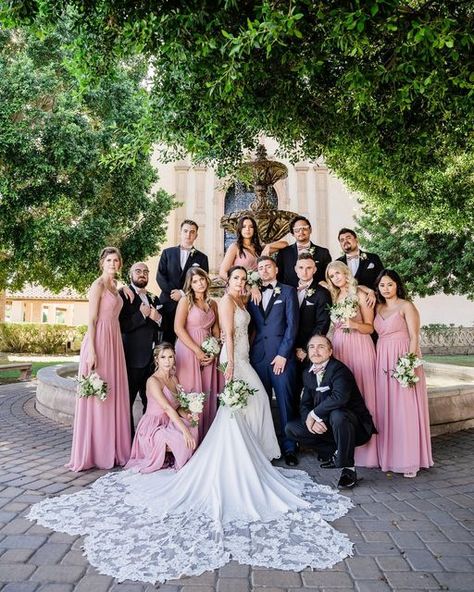 Bridal Party Shots Picture Ideas, Funny Wedding Group Photos, Fun Wedding Reception Pictures, Bride And Groom With Bridal Party, Family Bridal Photos, Outdoor Wedding Party Photos, Wedding Pictures With Bridal Party, Wedding Poses For Wedding Party, Trendy Wedding Pictures