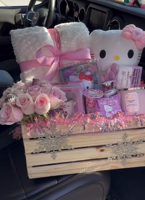 Pink Girly Gift Baskets, Hello Kitty Birthday Present Ideas, Bday Gift For Bf, Birthday Basket For Boys, Girly Birthday Gifts, Sanrio Basket, Hello Kitty Gift Baskets, Big Gift Basket, Hello Kitty Presents