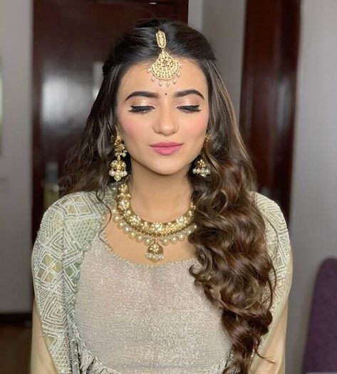 How To Choose The Right Bridal Hairstyles For Different Face Shapes? Square Shaped Face Hairstyles, Hairstyles For Oval Face, Hairstyles For Round Face, Lehenga Hairstyles, Hair For Round Face Shape, Diamond Face Hairstyle, Face Female, Hairstyle For Chubby Face, Engagement Hairstyles