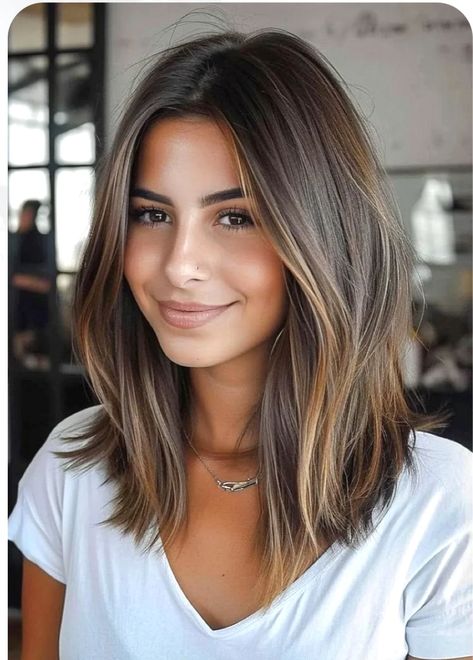 Brown Hair Inspiration, Rambut Brunette, Brunette Balayage Hair, Brown Hair Balayage, Hair Color And Cut, Shoulder Length Hair, Long Hair Cuts, Brunette Hair, Brunette Hair Color