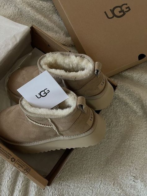 ugg mini boots for winter /cutest boots for the winter 2024 :)😍 Ugg Classic Mini Platform, Classic Mini Ii Boot, Ugg Mini Boots, Cute Uggs, Ugg Boots Outfit, Ugg Ultra Mini, Pretty Shoes Sneakers, Ugg Mini, Shoe Wishlist