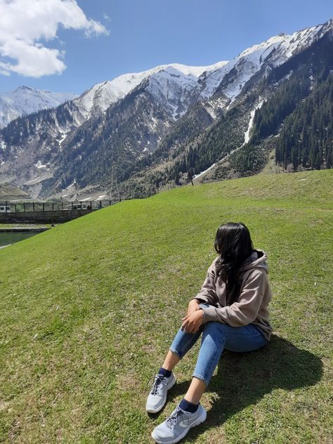 Aesthetic Pictures Of Mountains, Trip Photo Poses, Poses In Mountain Women, Poses On Mountain Top, Photoshoot On Mountain, Pics On Mountains, Poses With Mountains, Mountain Aesthetic Photos, Mountain Selfie Ideas