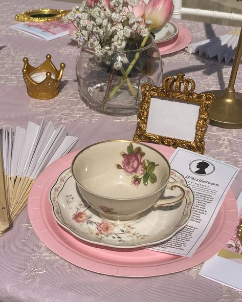 Dearest reader, in the secret garden, tea fuels delightful whispers 🪞🎀🫖🌸 #bridgerton #teaparty #teapartytheme #bridgertonteaparty #bridgertonnetflix #teapartyideas #regencyera #royalcore #princesscore #ladywhistledown #springaesthetic Bridgerton Tea Party Decor Ideas, Bridgerton Afternoon Tea Ideas, Bridgerton Picnic Ideas, Jane Austen Birthday Party, Bridgerton Centerpiece, Bridergton Outfit, Birthday Garden Party Decorations, Bday Tea Party, Bridgerton Picnic