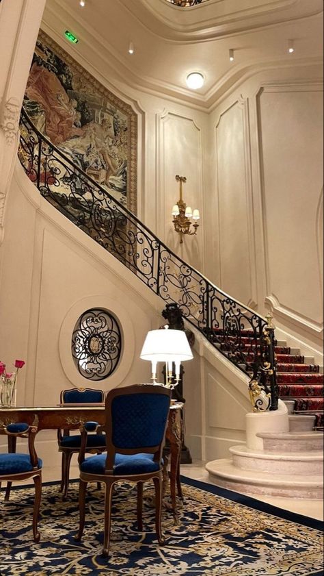 Bars In Paris, Luxury Romance, Hotel Bars, French Style Decor, Old Money House, India Home Decor, House Interior Design Styles, Paris Hotel, Elegant Living Room Design