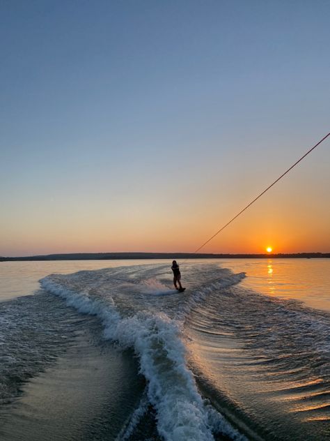 Waterskiing Pictures Aesthetic, Summer Lake House Vibes, Boating Aesthetic Lake, Lake Asethic, Waterski Aesthetic, Water Skiing Aesthetic, Wake Boarding Aesthetic, Summer On The Lake, Lake House Aesthetic Friends